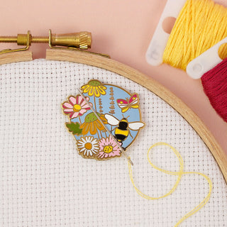 Buzzing Meadow Needle Minder