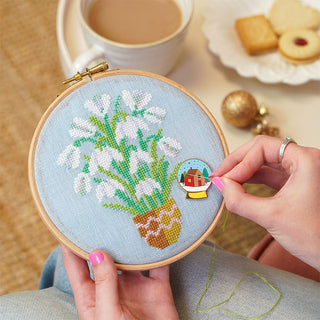 Frosted Snowdrops pattern and snow globe needle minder