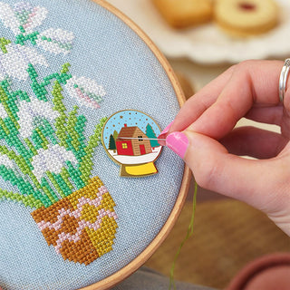 Snow Globe Needle Minder on Frosted Snowdrops pattern