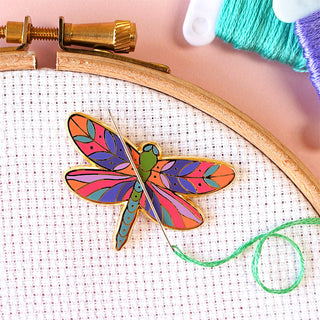 Dragonfly needle minder